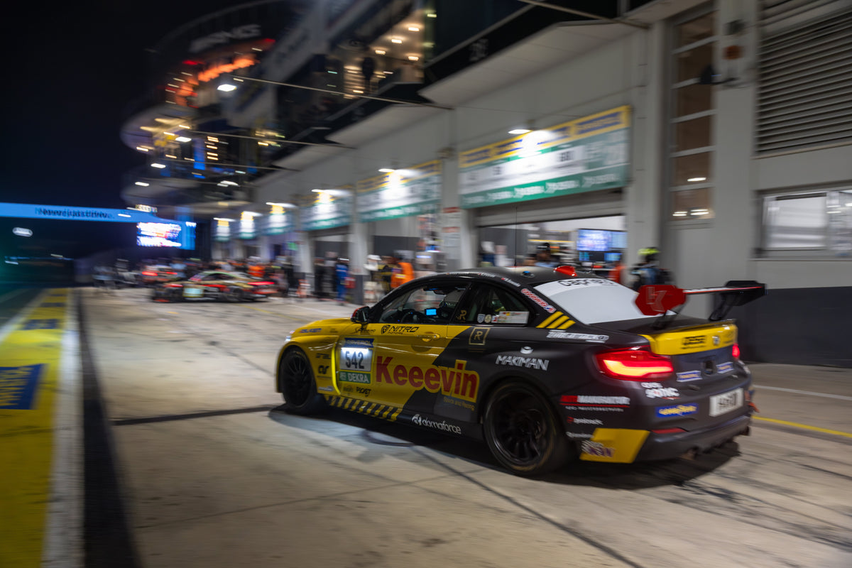 BMW Rennwagen in der Boxengasse
